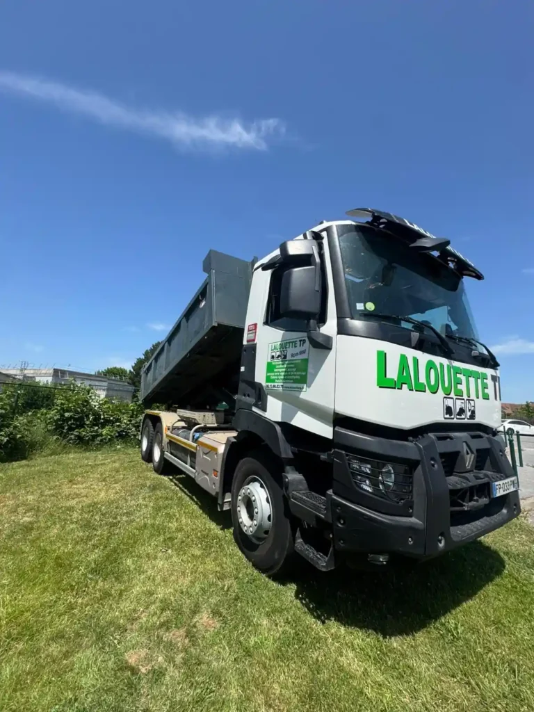 Camion de terrassement Lalouette TP vu de face, benne relevée
