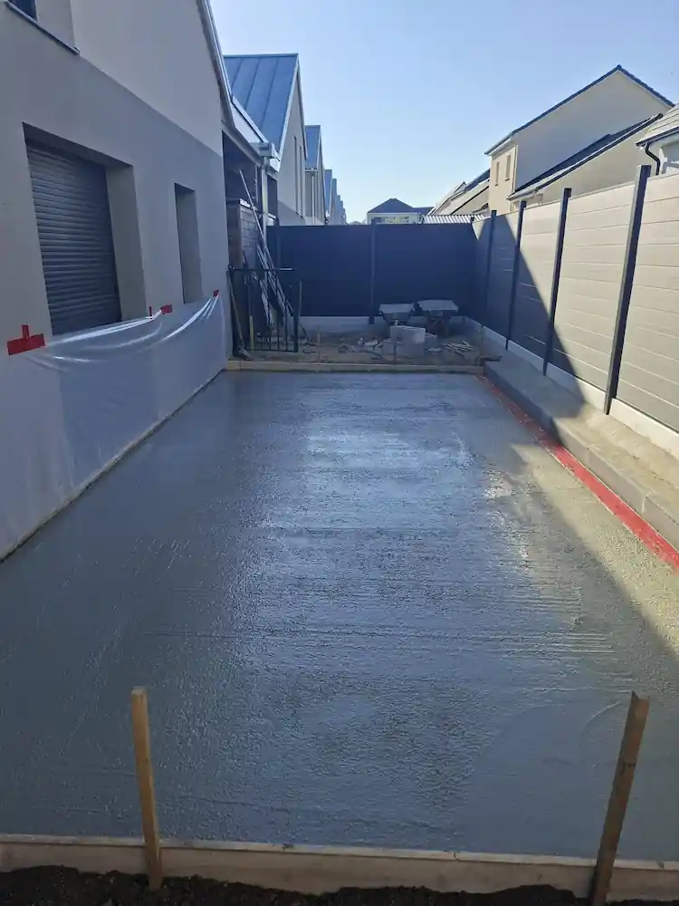 Dalle béton coulée devant une maison