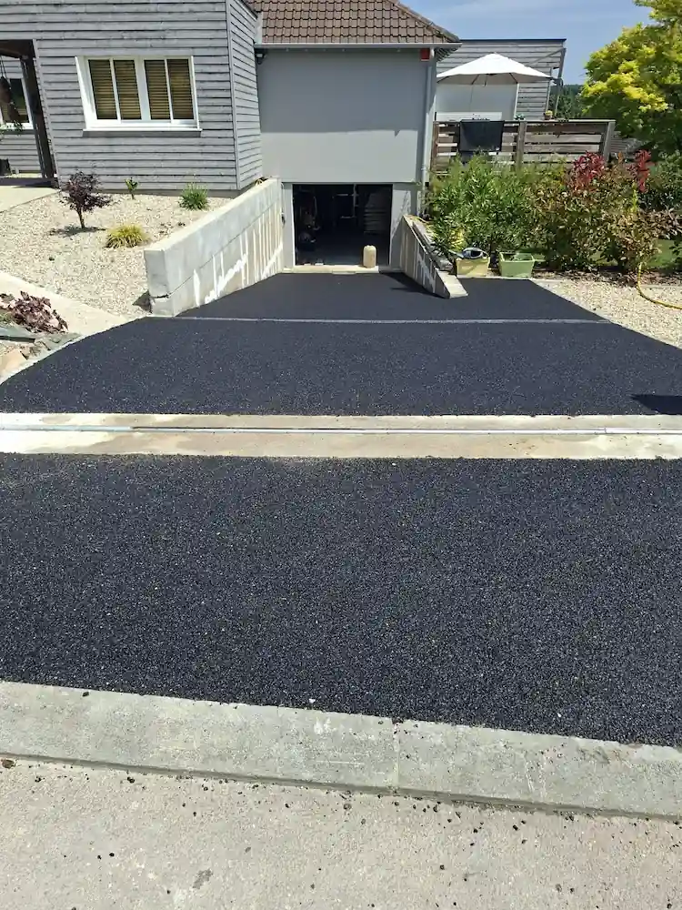 Descente de garage en enrobé noir avec bordures