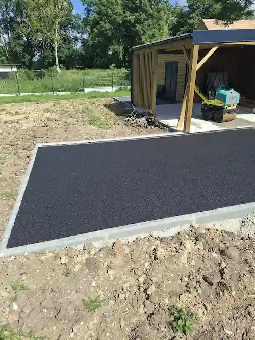 Allée en enrobé noir avec bordures béton réalisée par Lalouette TP