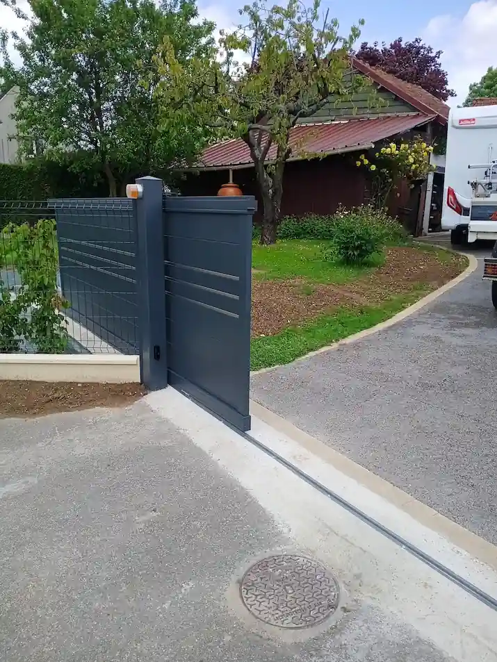 Portail battant en aluminium anthracite et son portillon assorti