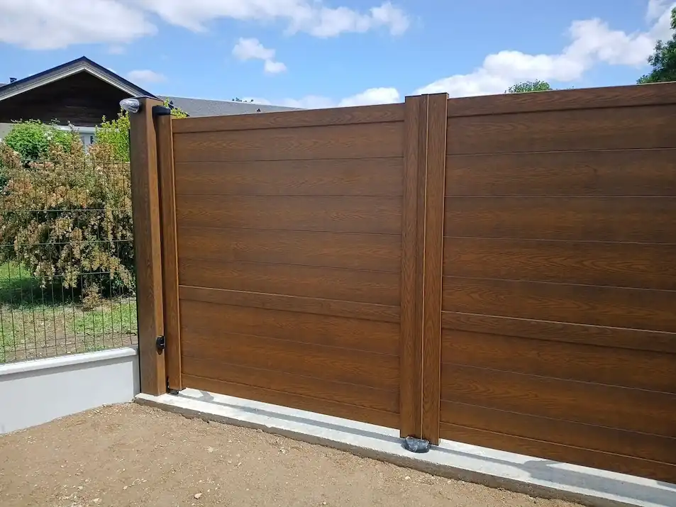 Portail en aluminium aspect bois posé par Lalouette TP
